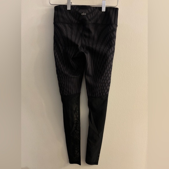ALO Yoga Black Patterned Mesh Leggings Size XS - Picture 3 of 5